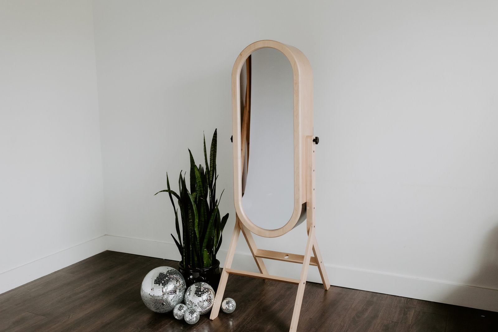 The Luxe Mirror photo booth with its wood-grain frame
